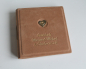 Preview: Gästebuch - Album "Goldene Herz" aus hellbraunem Nubukleder, mittelgroß