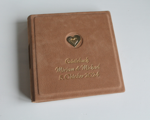 Gästebuch - Album "Goldene Herz" aus hellbraunem Nubukleder, mittelgroß