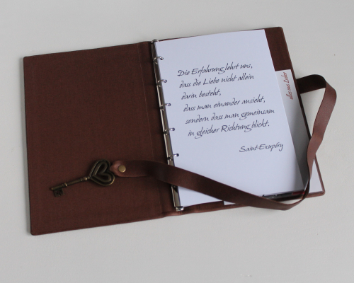 Preview: Stammbuch "Herz-Schlüssel" aus braunem Nappaleder