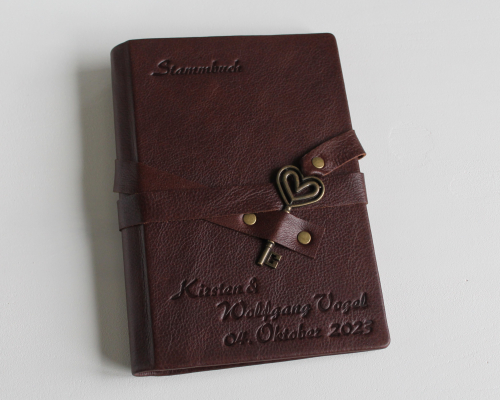 Stammbuch "Herz-Schlüssel" aus braunem Nappaleder