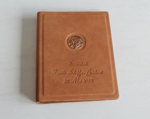 Stammbuch "Goldene Herz" aus cognacbraunem Nappaleder,  DIN A5