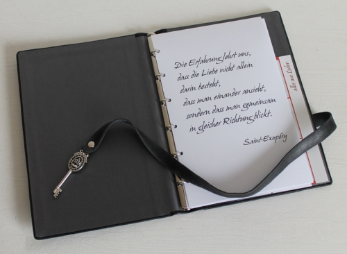 Stammbuch "Schlüssel - Krone" in Vintage-Look aus Nappaleder, schwarz