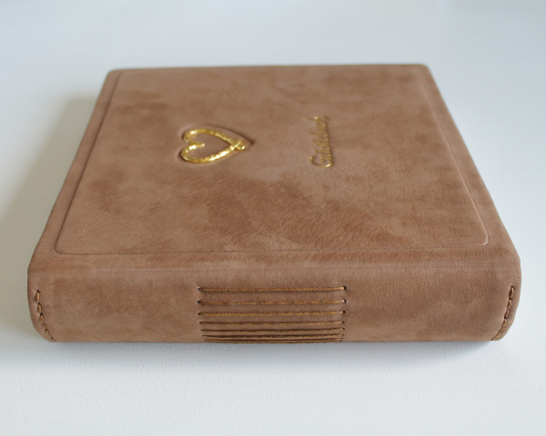 Gästebuch - Album "Goldene Herz" aus hellbraunem Nubukleder, mittelgroß