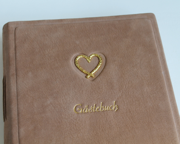 Gästebuch - Album "Goldene Herz" aus hellbraunem Nubukleder, mittelgroß