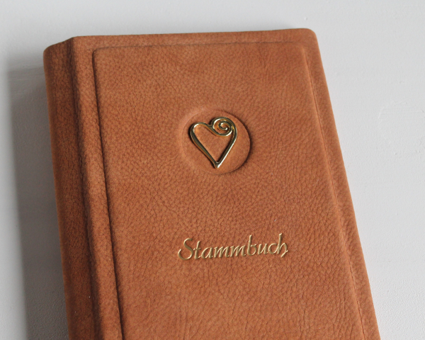 Stammbuch "Herz" aus cognacbraunem Nubukleder