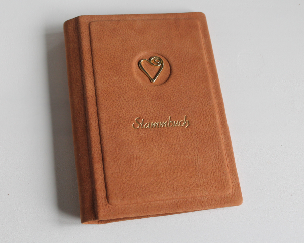 Stammbuch "Herz" aus cognacbraunem Nubukleder