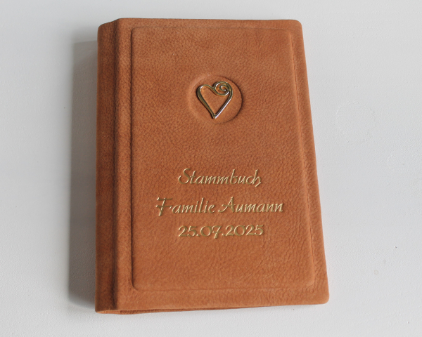 Stammbuch "Herz" aus cognacbraunem Nubukleder