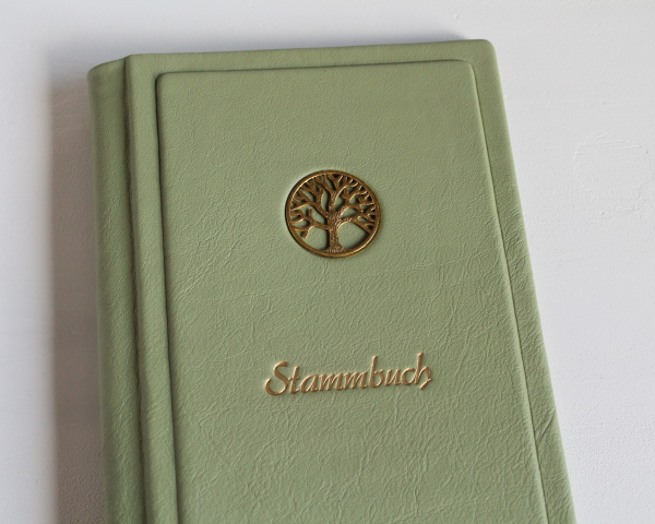 Stammbuch "Lebensbaum" aus hellgrünem Nappaleder