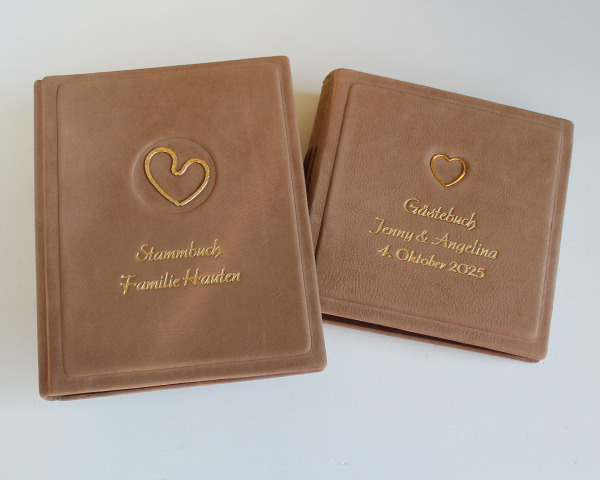 Gästebuch - Album "Goldene Herz" aus hellbraunem Nubukleder, mittelgroß