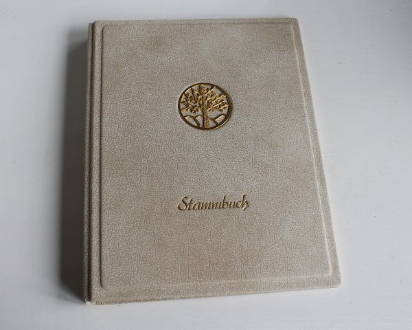Stammbuch "Goldene Lebensbaum" mit goldenem Schrift aus beigem Büffelleder,  DIN A4