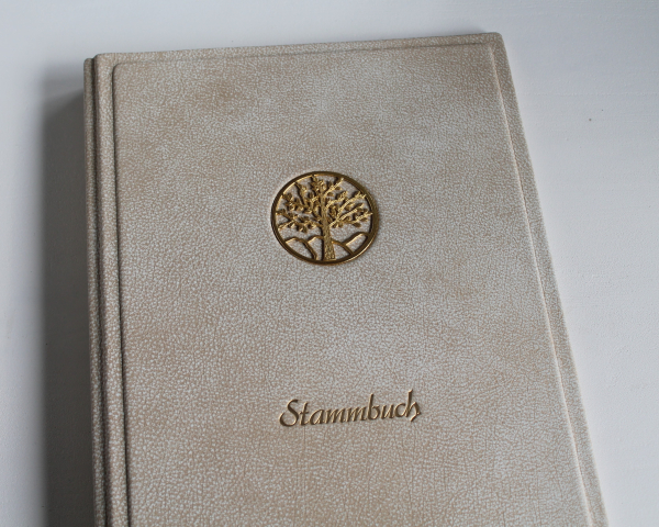 Stammbuch "Goldene Lebensbaum" mit goldenem Schrift aus beigem Büffelleder,  DIN A4
