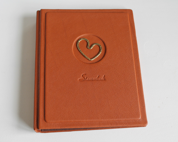 Stammbuch "Goldene Herz" aus cognacbraunem Nappaleder,  DIN A5