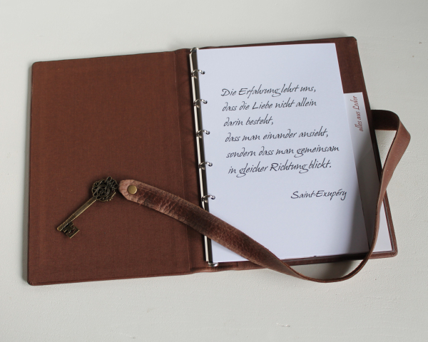 Stammbuch "Krone - Schlüssel" aus Leder, im Vintage-Look