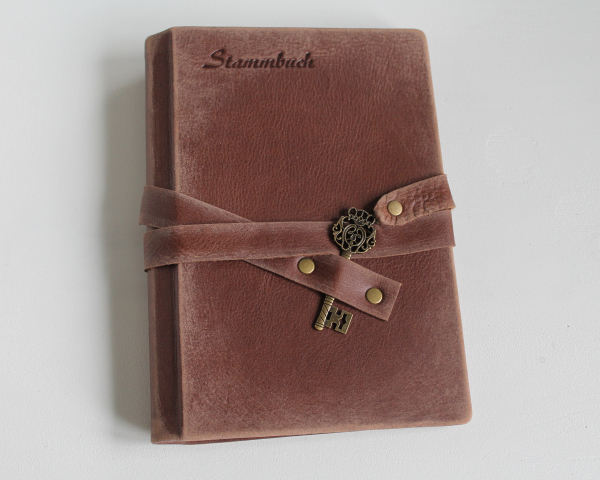Stammbuch "Krone - Schlüssel" aus Leder, im Vintage-Look