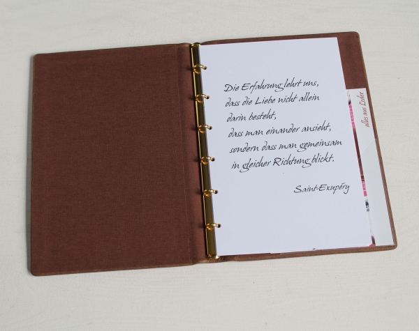 Stammbuch "Herz" aus cognacbraunem Nubukleder