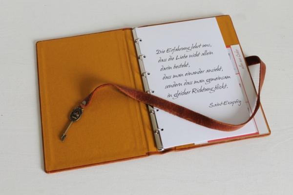 Stammbuch "Schlüssel - Krone" in Vintage-Look aus Nappaleder, cognacbraun