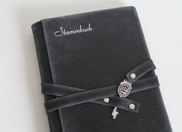 Stammbuch "Schlüssel - Krone" in Vintage-Look aus Nappaleder, schwarz