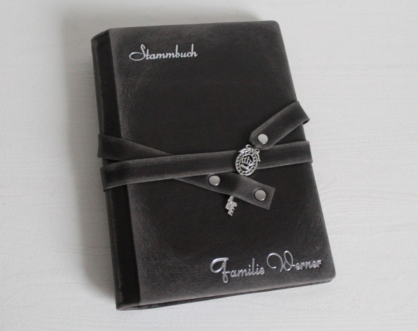 Stammbuch "Schlüssel - Krone" in Vintage-Look aus Nappaleder, schwarz