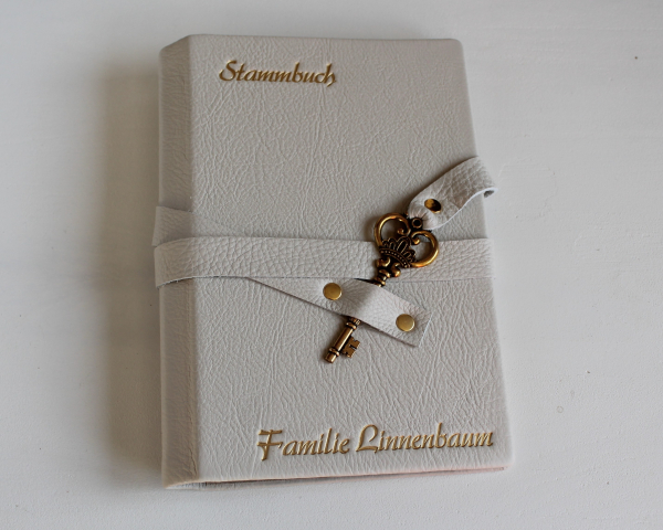 Stammbuch "Goldene Schlüssel" aus cremeweißem Nappaleder